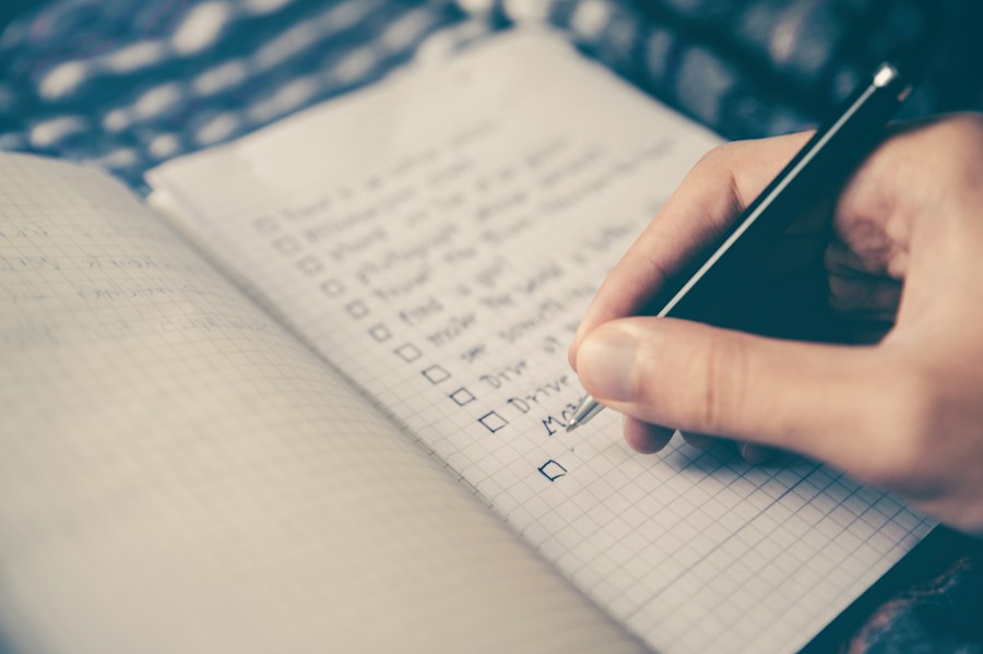 Pianificazione di obiettivi e priorità su un tavolo di lavoro